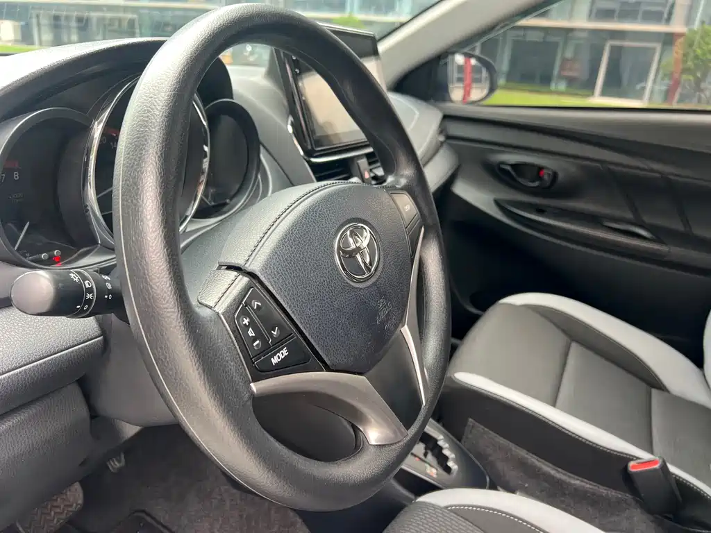 Toyota Yaris L 2022 — фото 10