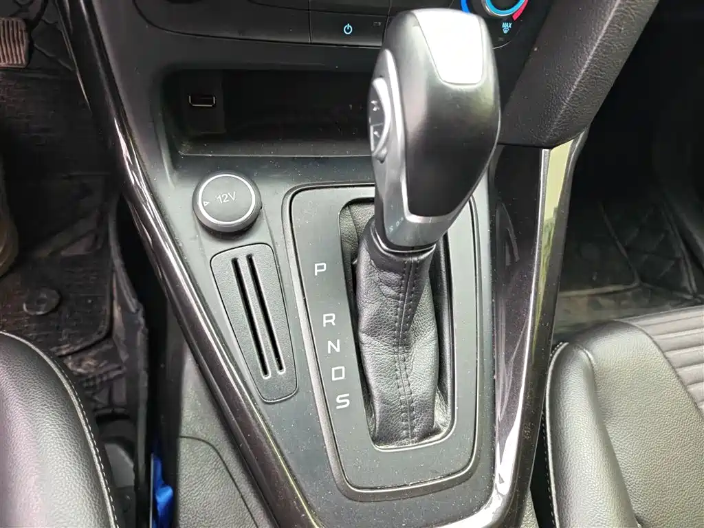 Ford Focus 2018 — фото 10
