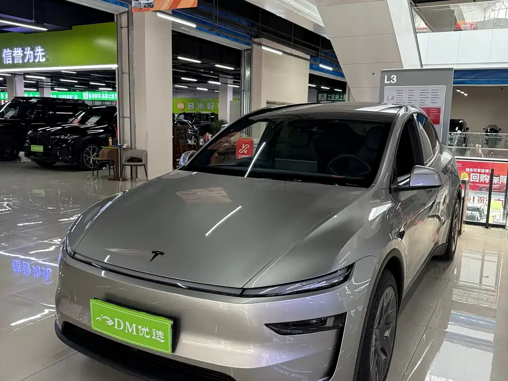 Tesla Model Y L 2026