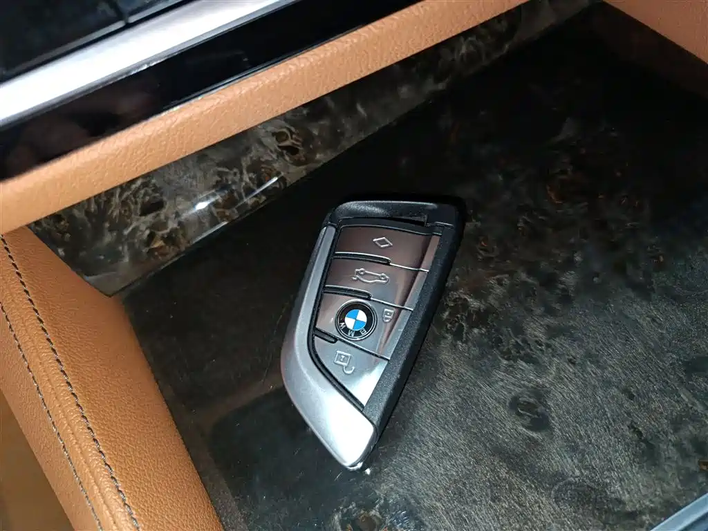 BMW 5 Series 2018 — фото 9
