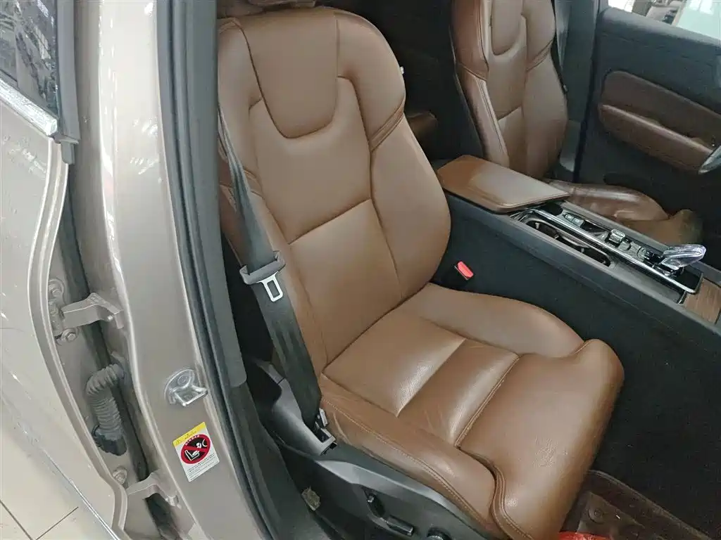 Volvo XC60 2023 — фото 25