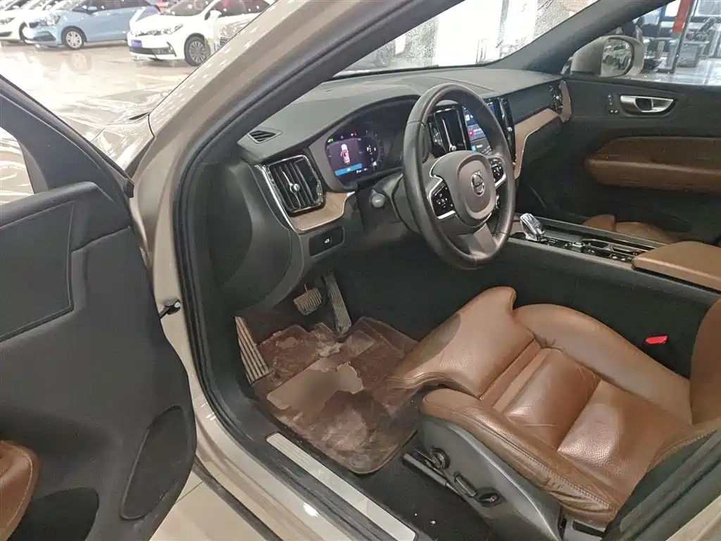 Volvo XC60 2023 — фото 16