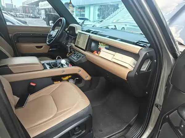 Land Rover Defender 2025