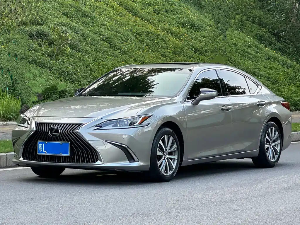 Lexus ES 2020 — фото 1