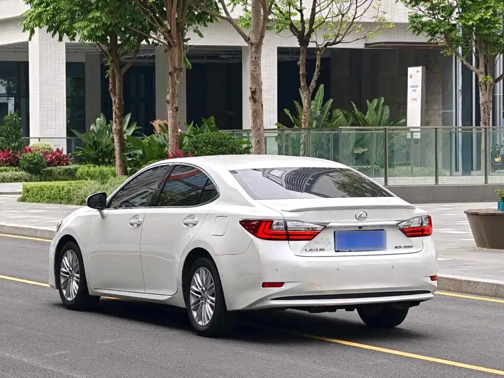 Lexus ES 2017 — фото 7