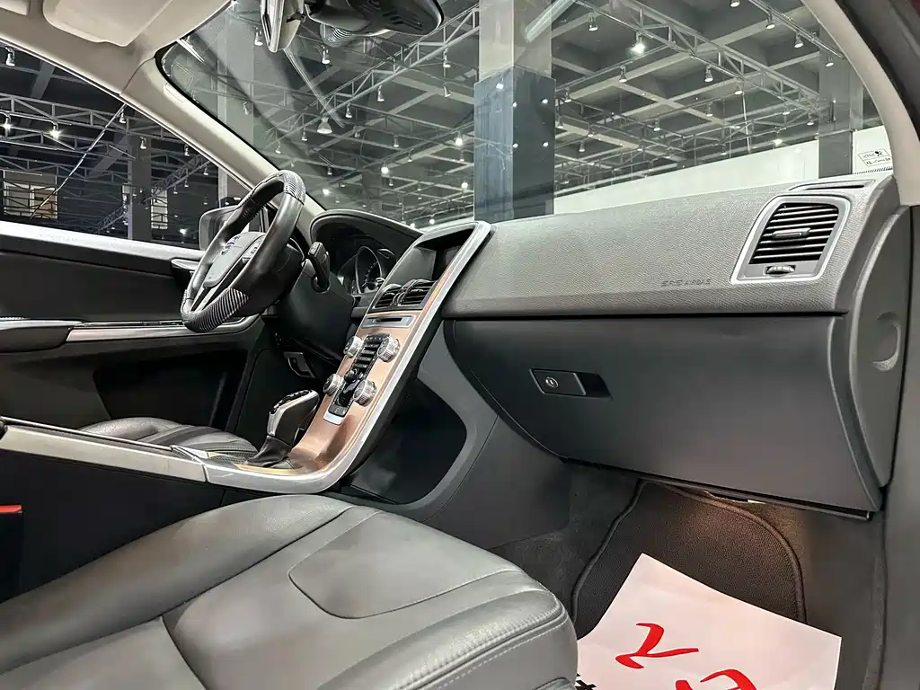 Volvo XC60 2017 — фото 12