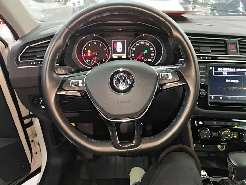 Volkswagen Tiguan L 2018 — фото 11