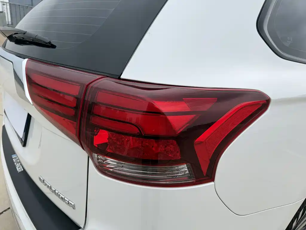 Mitsubishi Outlander 2022 — фото 14
