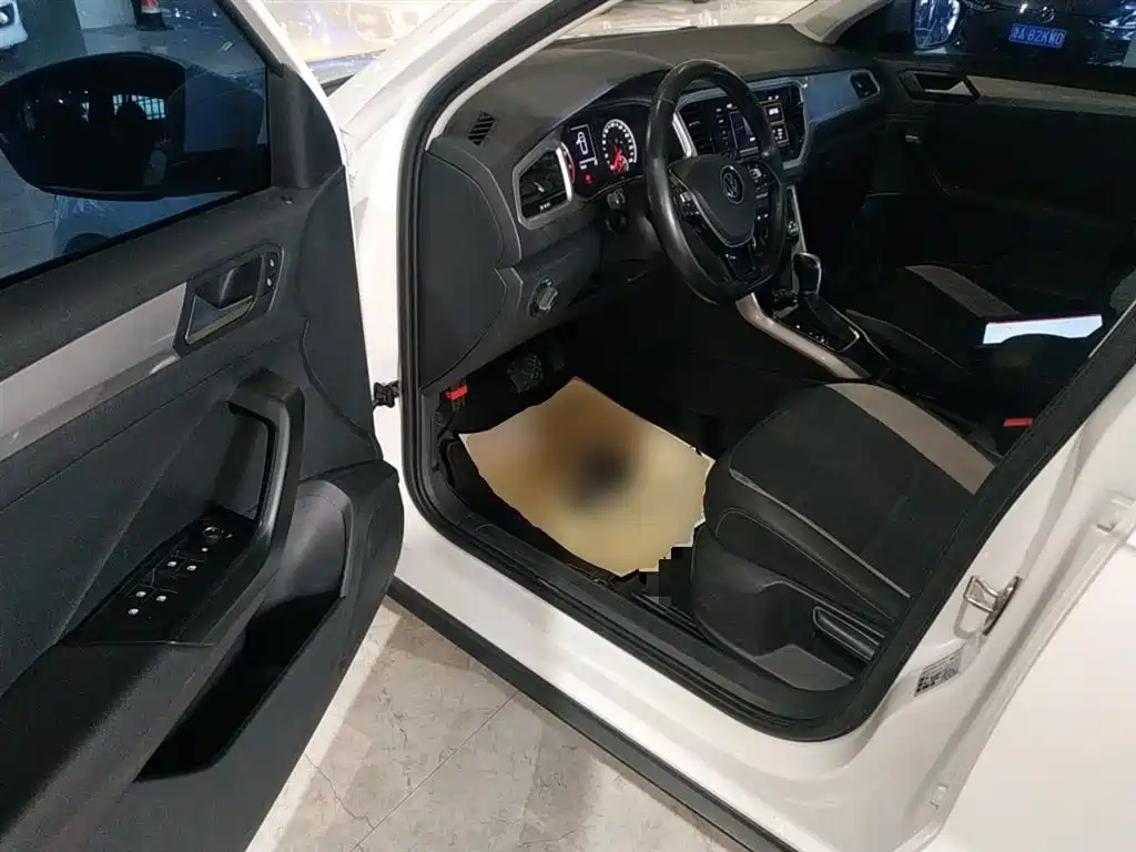 Volkswagen T-Roc 2023 — фото 12