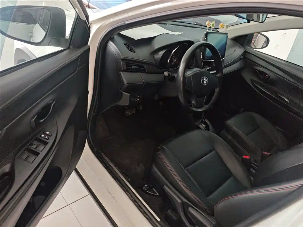 Toyota Yaris L 2020 — фото 12
