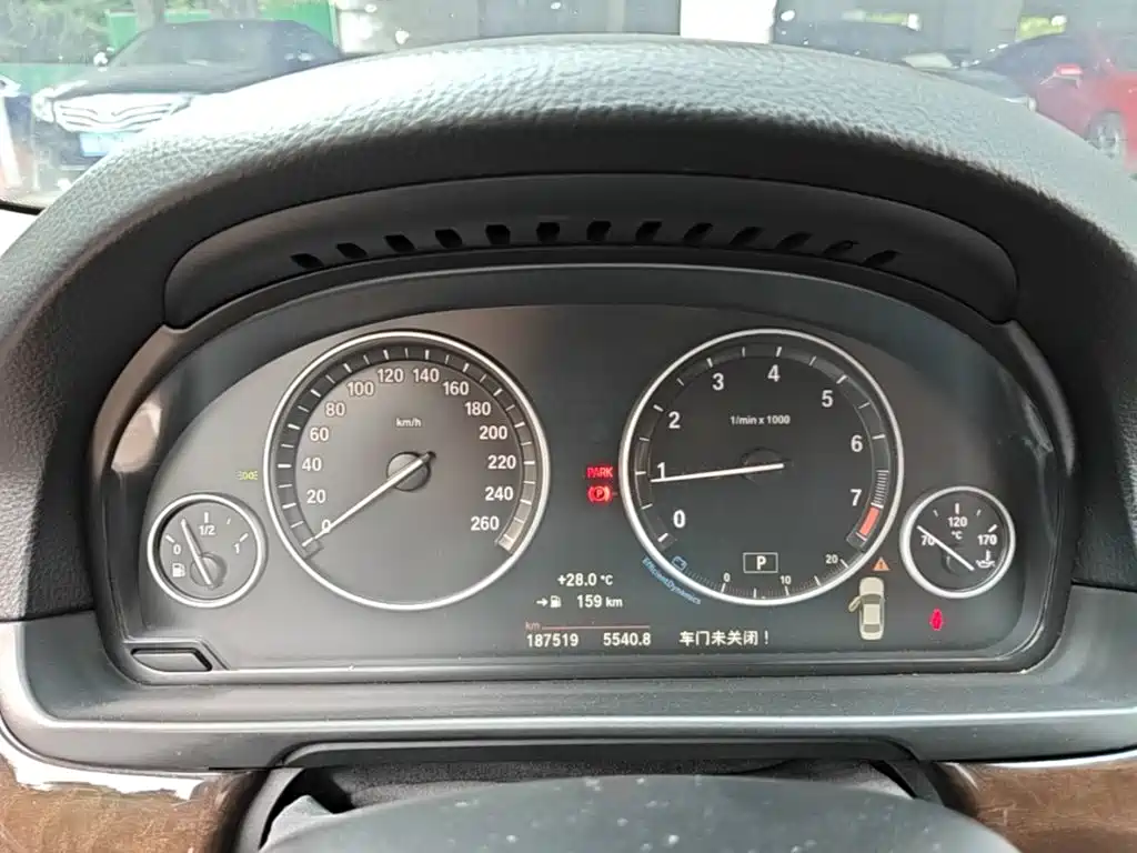 BMW 5 Series 2015 — фото 12