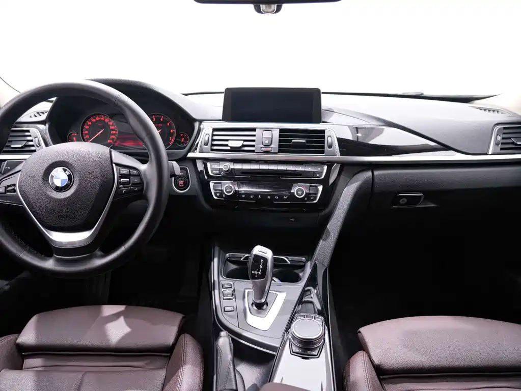 BMW 3 Series 2019 — фото 20