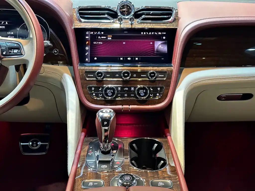 Bentley Bentayga 2021 — фото 14