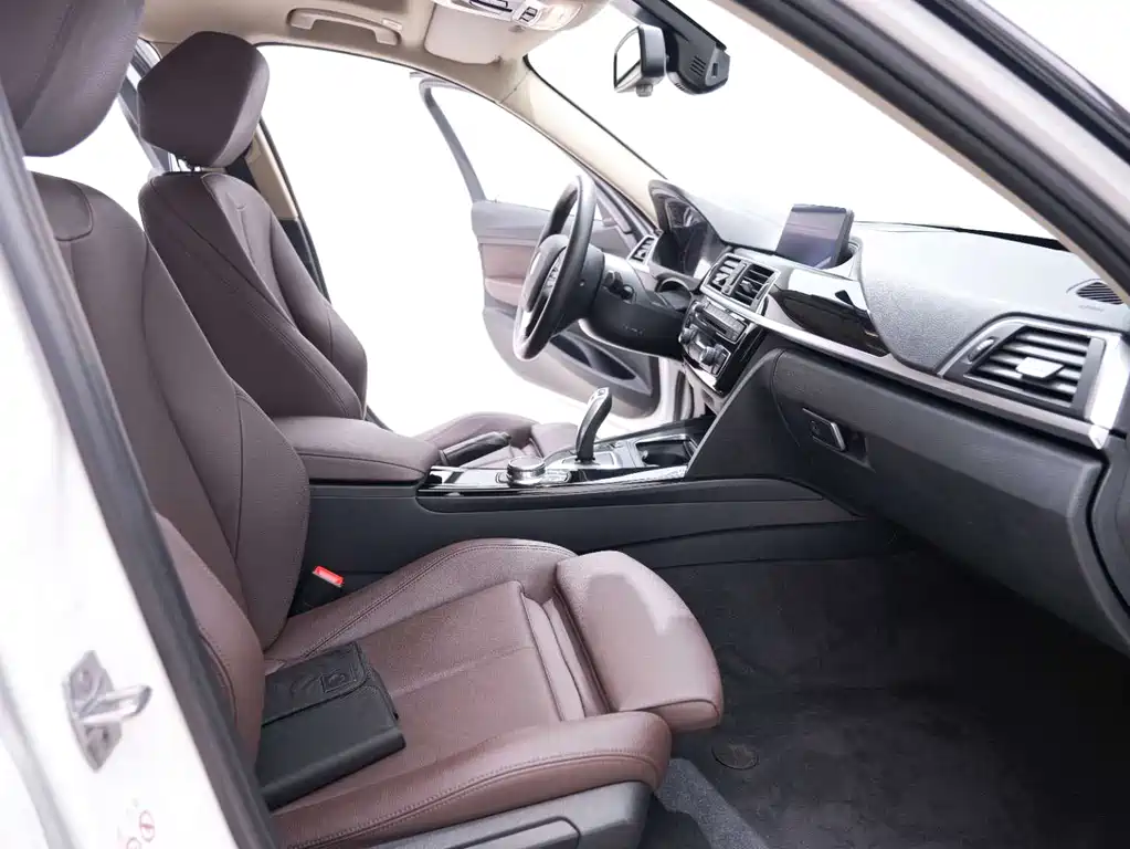 BMW 3 Series 2019 — фото 17