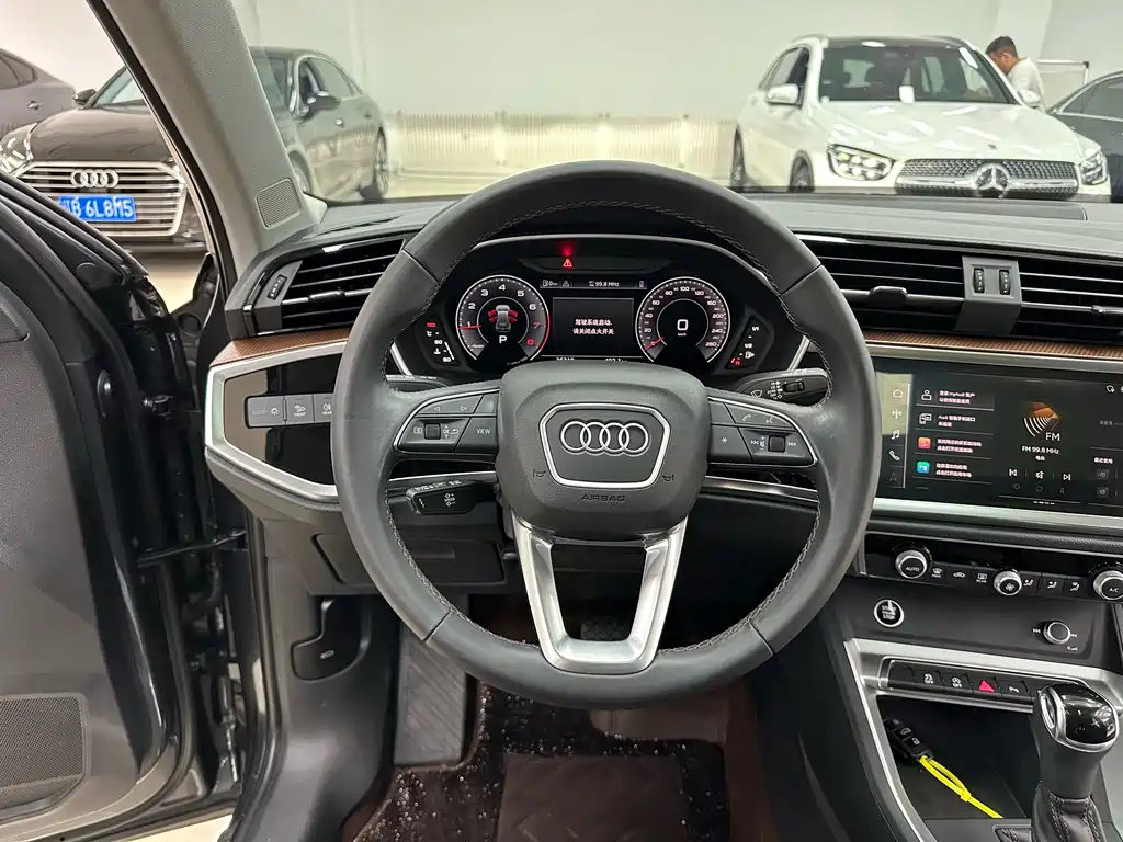 Audi Q3 2023 — фото 14
