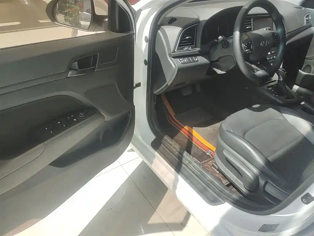 Hyundai Elantra 2019 — фото 16