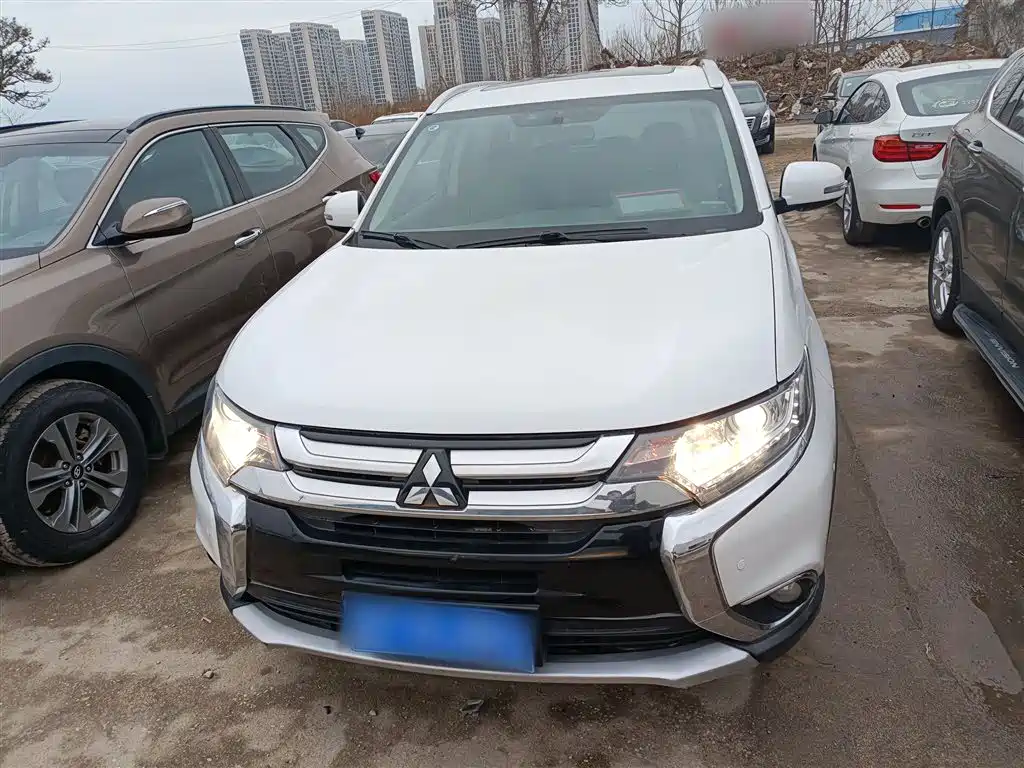 Mitsubishi Outlander 2018 — фото 3