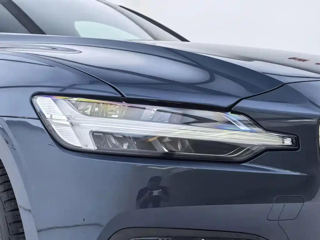 Volvo S60 2023 — фото 4