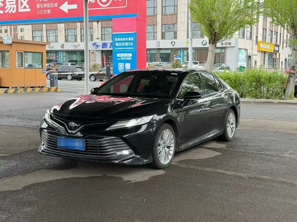 Toyota Camry 2018 — фото 1