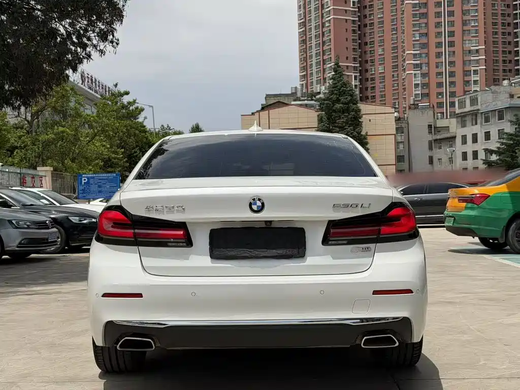BMW 5 Series 2021 — фото 11