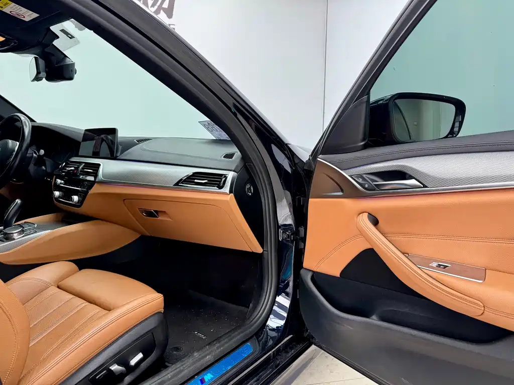 BMW 5 Series 2019 — фото 12