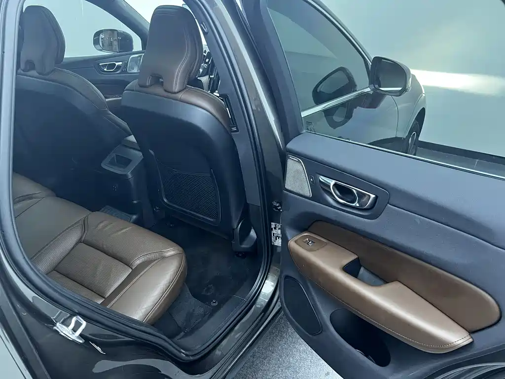 Volvo XC60 Plug-In Hybrid 2020 — фото 15