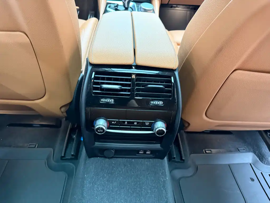 BMW 6 Series GT 2023 — фото 13