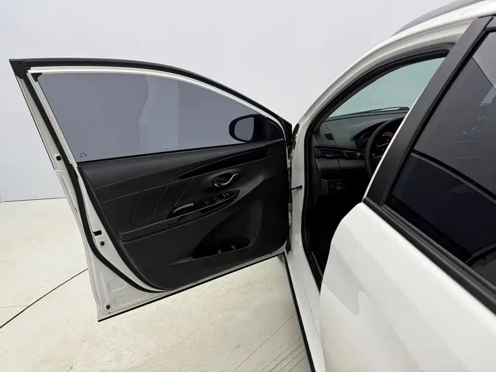 Toyota Yaris L 2023 — фото 21