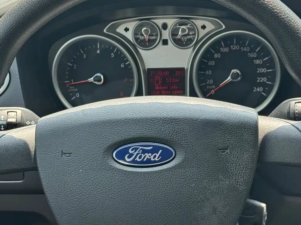 Ford Focus 2015 — фото 18