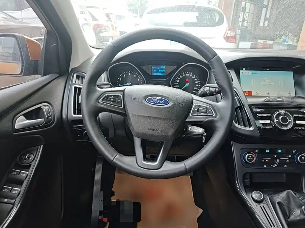 Ford Focus 2017 — фото 11
