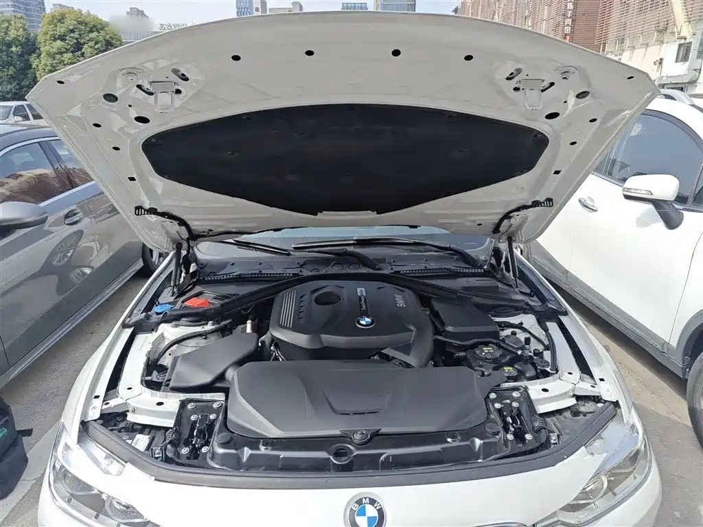 BMW 3 Series 2018 — фото 16