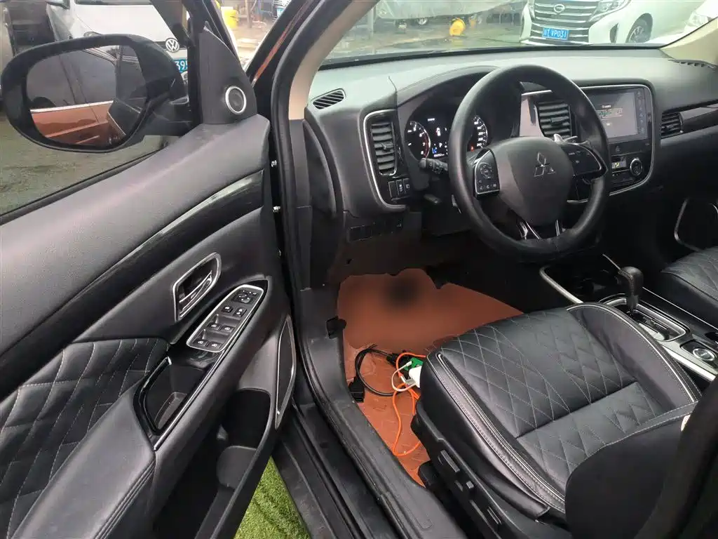 Mitsubishi Outlander 2020 — фото 13