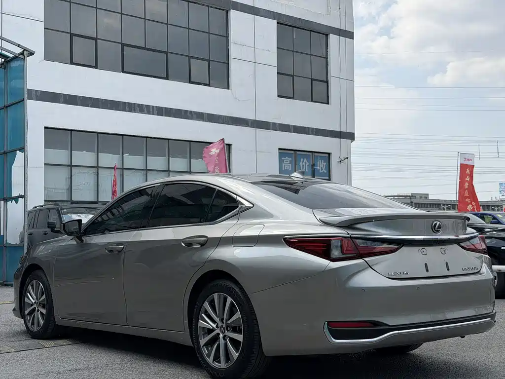 Lexus ES 2018 — фото 4