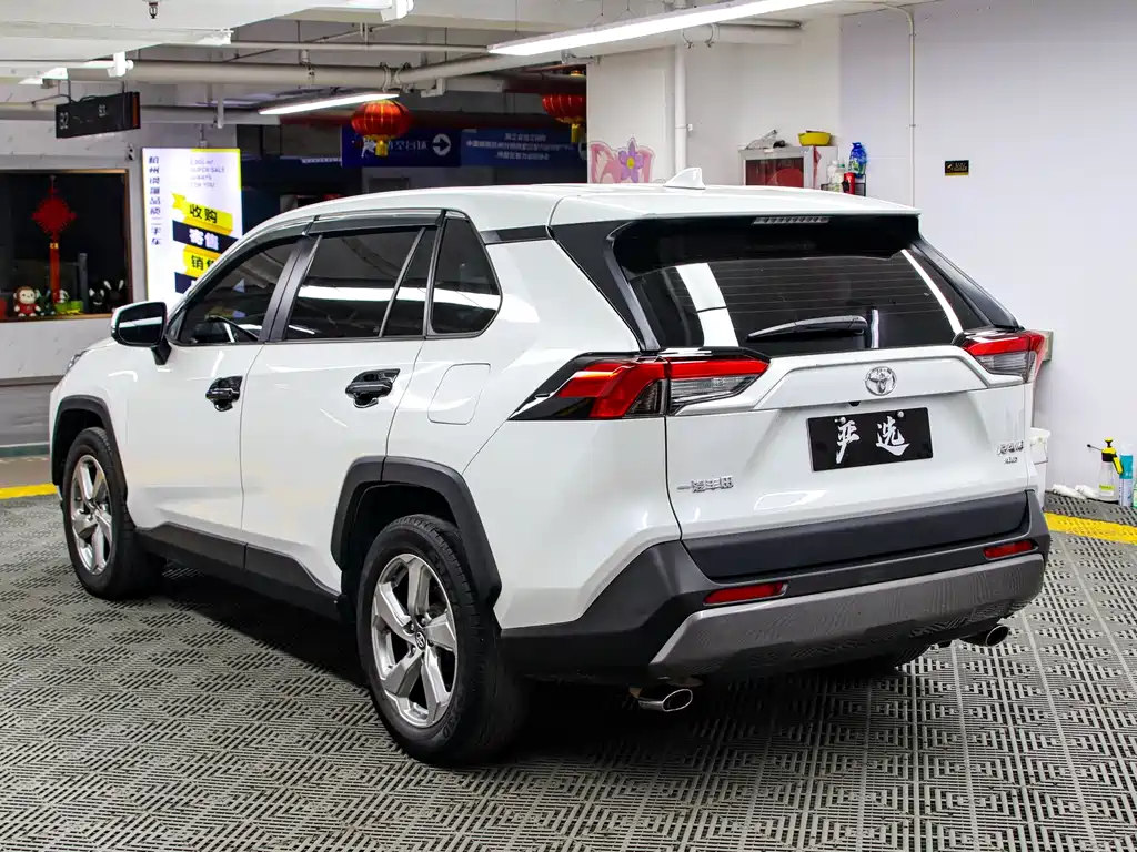 Toyota RAV4 2022 — фото 19