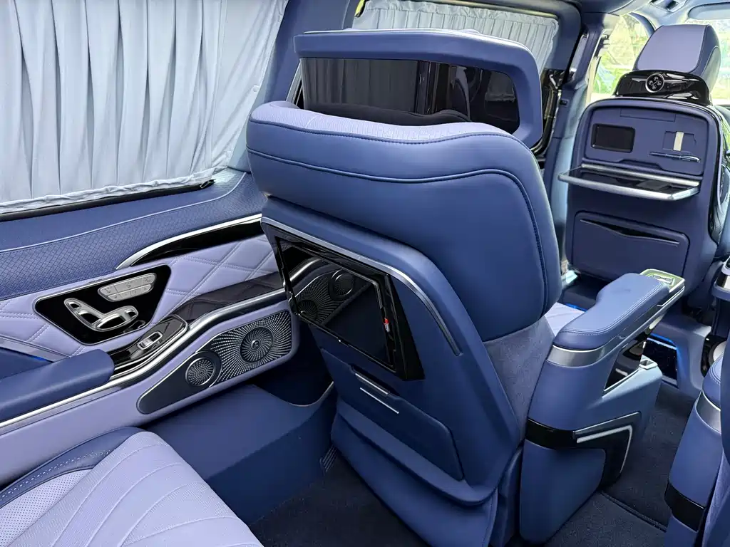 Mercedes-Benz V-Class 2023 — фото 17