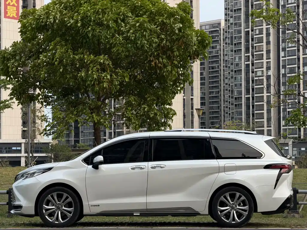Toyota Sienna 2023 — фото 30