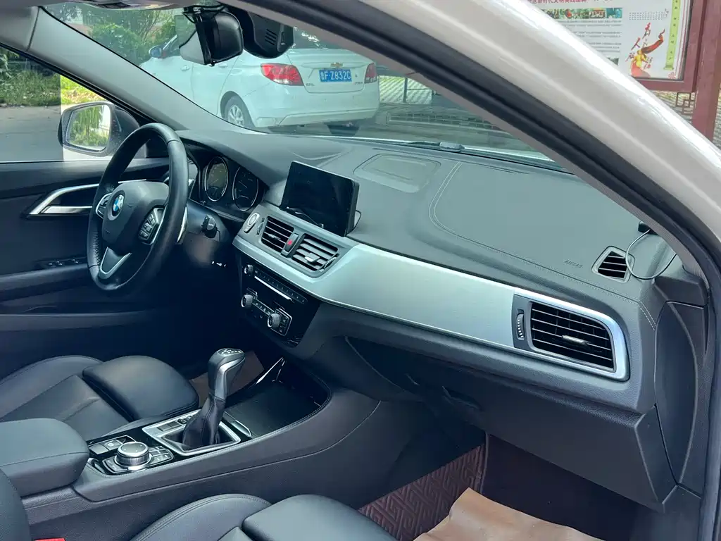 BMW 1 Series 2018 — фото 15
