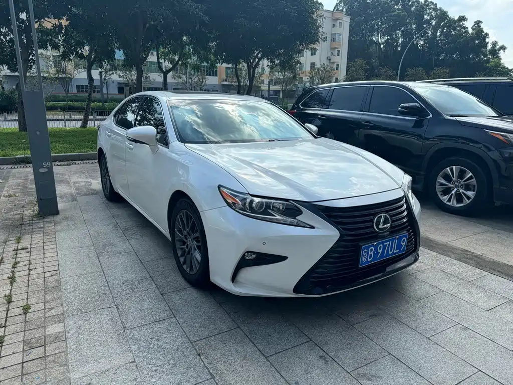 Lexus ES 2018 — фото 1