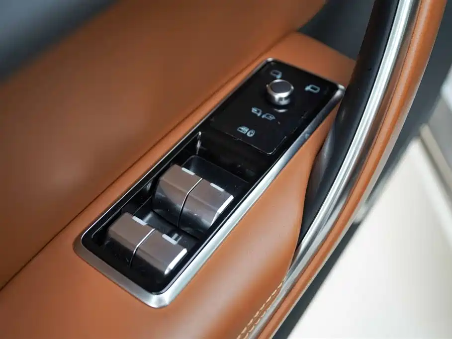 Jaguar XFL 2024 — фото 10