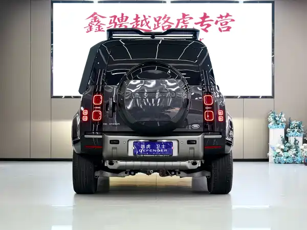 Land Rover Defender 2024