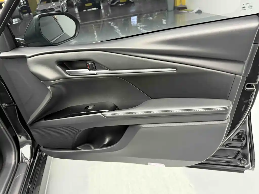 Toyota Camry 2025 — фото 2