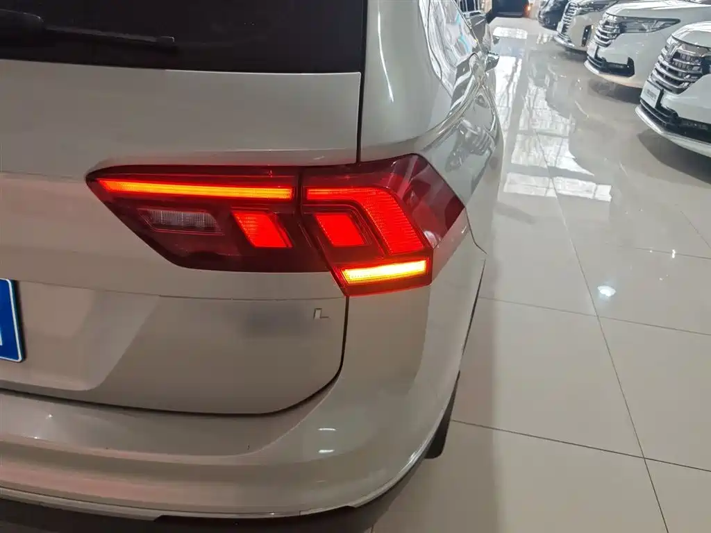 Volkswagen Tiguan L 2020 — фото 8