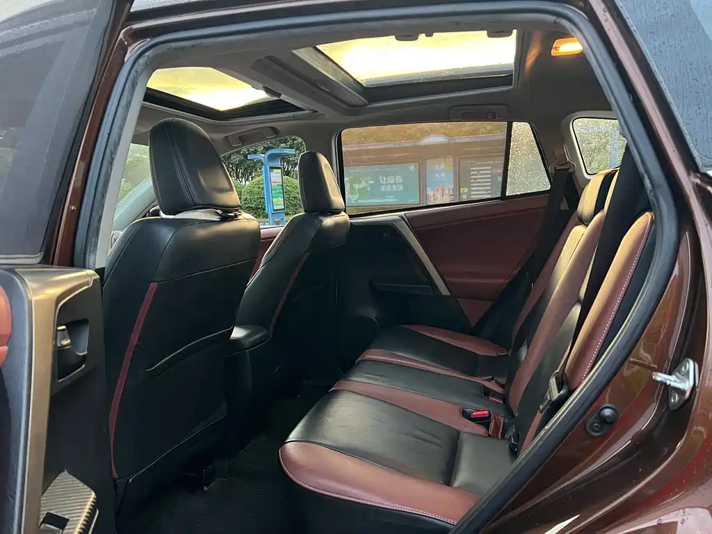 Toyota RAV4 2015 — фото 10