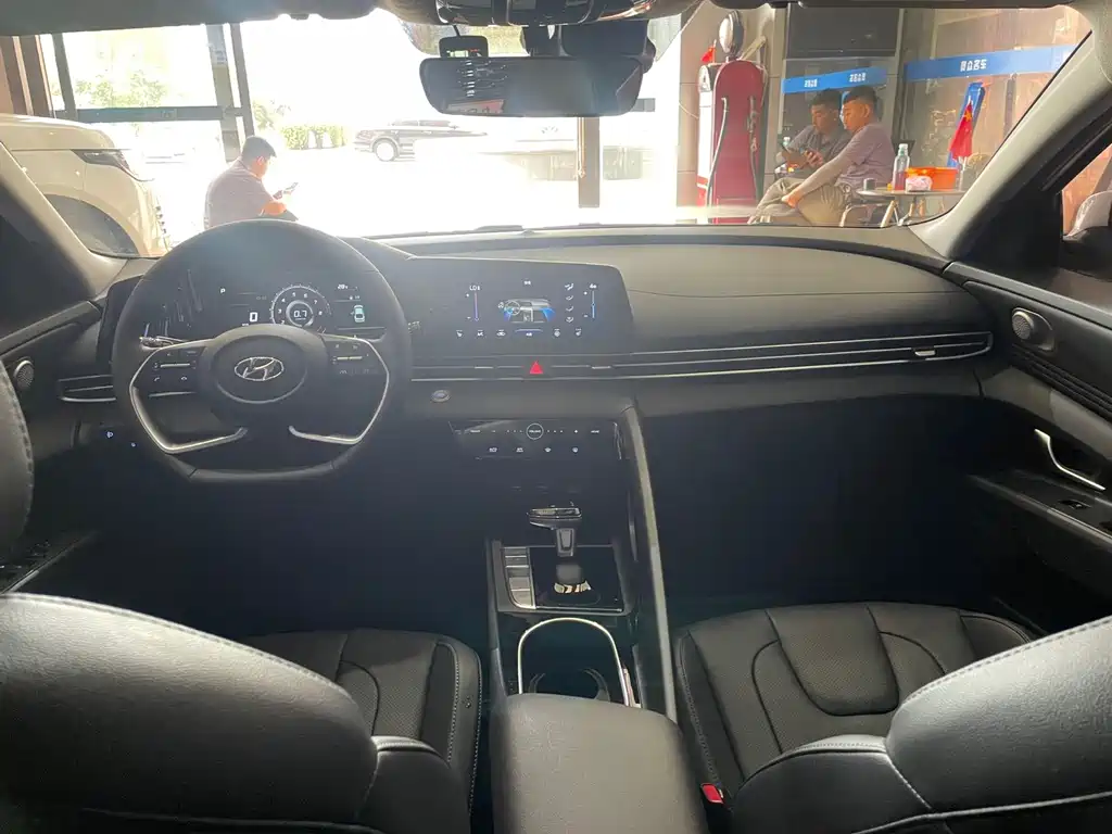 Hyundai Elantra 2023