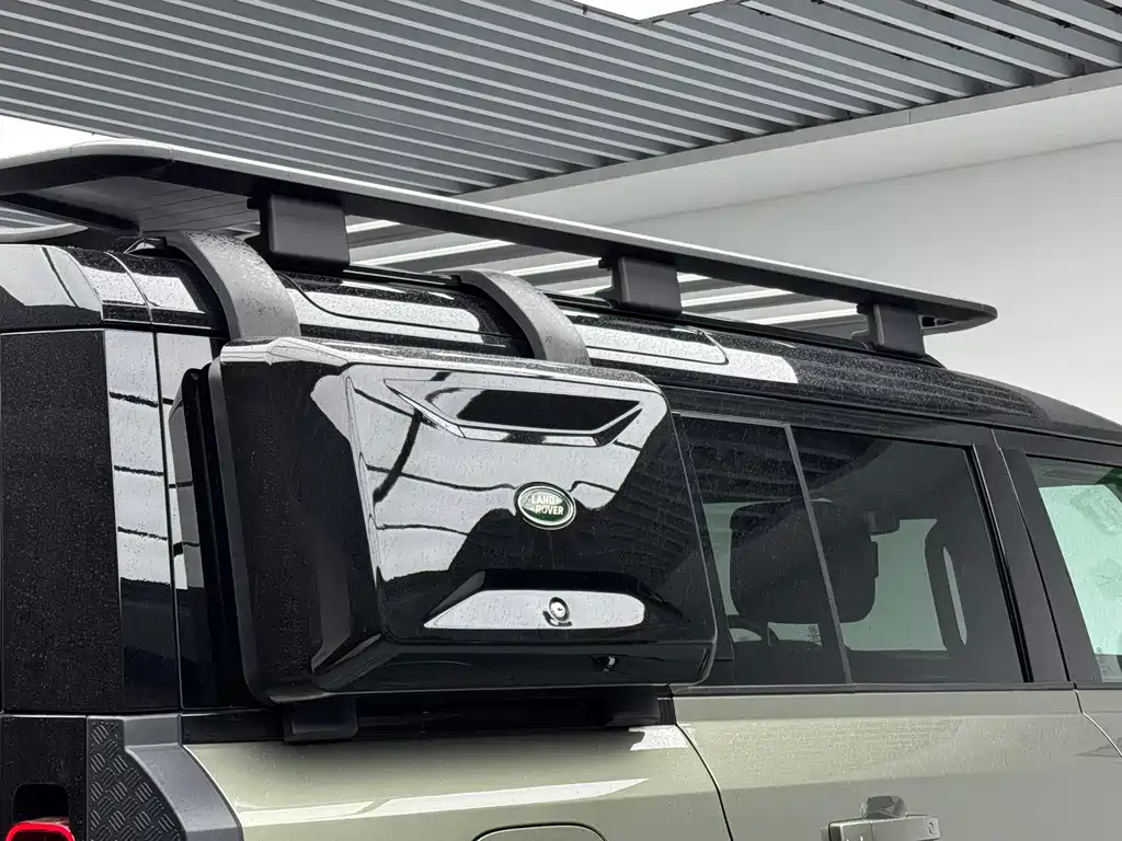 Land Rover Defender 2023 — фото 16