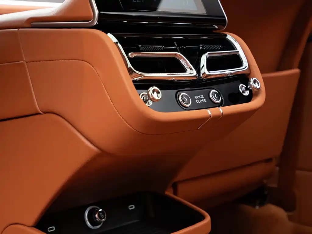 Bentley Bentayga 2023 — фото 13