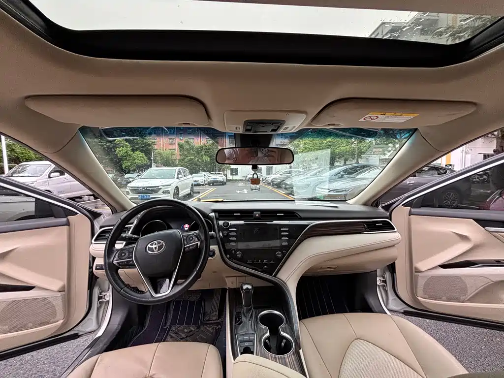 Toyota Camry 2018 — фото 13