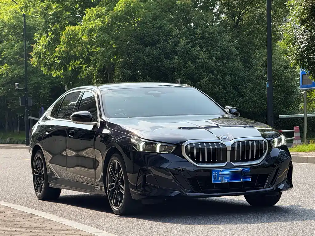 BMW 5 Series 2025 — фото 13