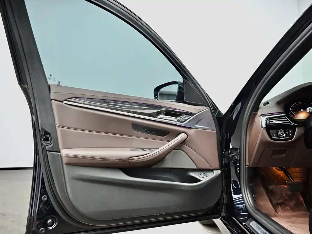 BMW 5 Series 2022 — фото 19
