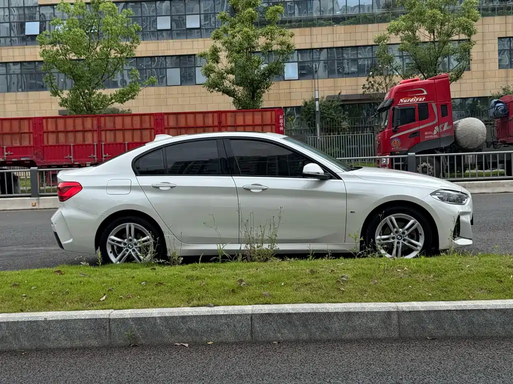 BMW 1 Series 2019 — фото 13